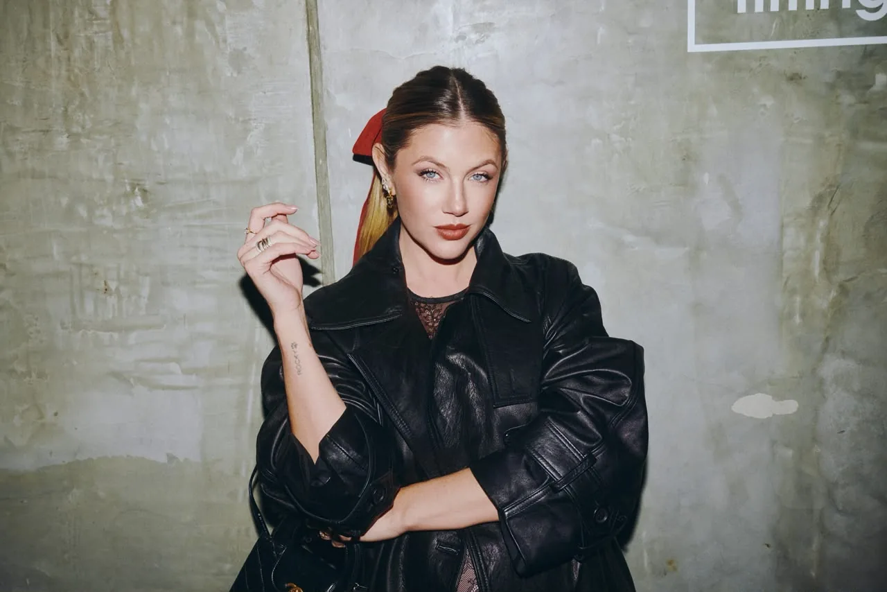 Stephanie Demner con trench de cuero negro